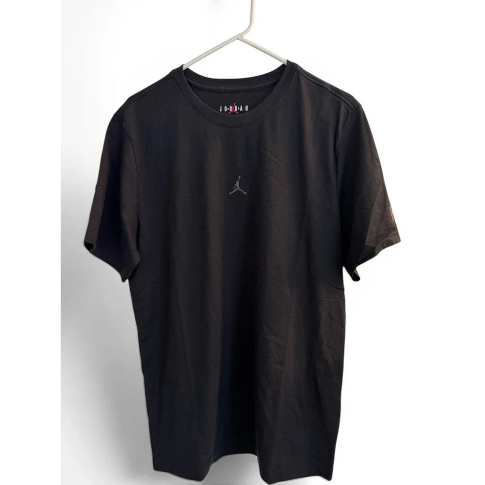 Jordan T-Shirt NWT Mens Large Black IB7349-010 Jumpman AJ1 Chicago Graphic Tee